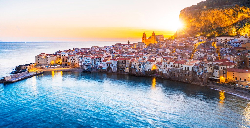 Cefalù al tramonto: la Rocca, il Duomo e il mare