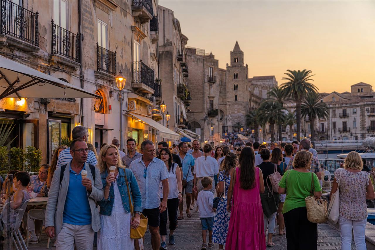Corso di Cefalù al tramonto