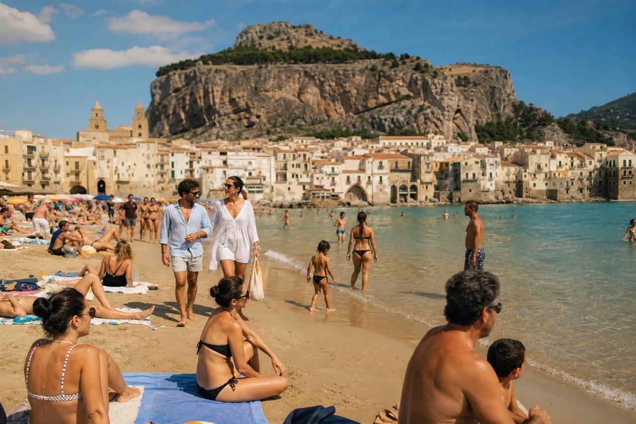 Spiaggia di Cefalù con il Duomo