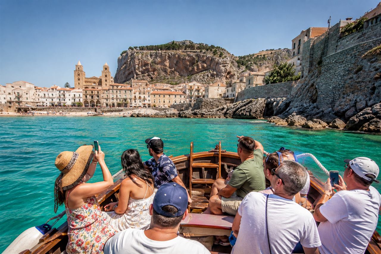 Barca e costa a Cefalù